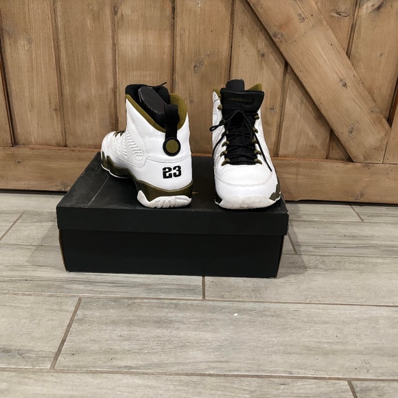 AIR JORDAN 9 RETRO // WHITE/BLACK-MILITIA GREEN